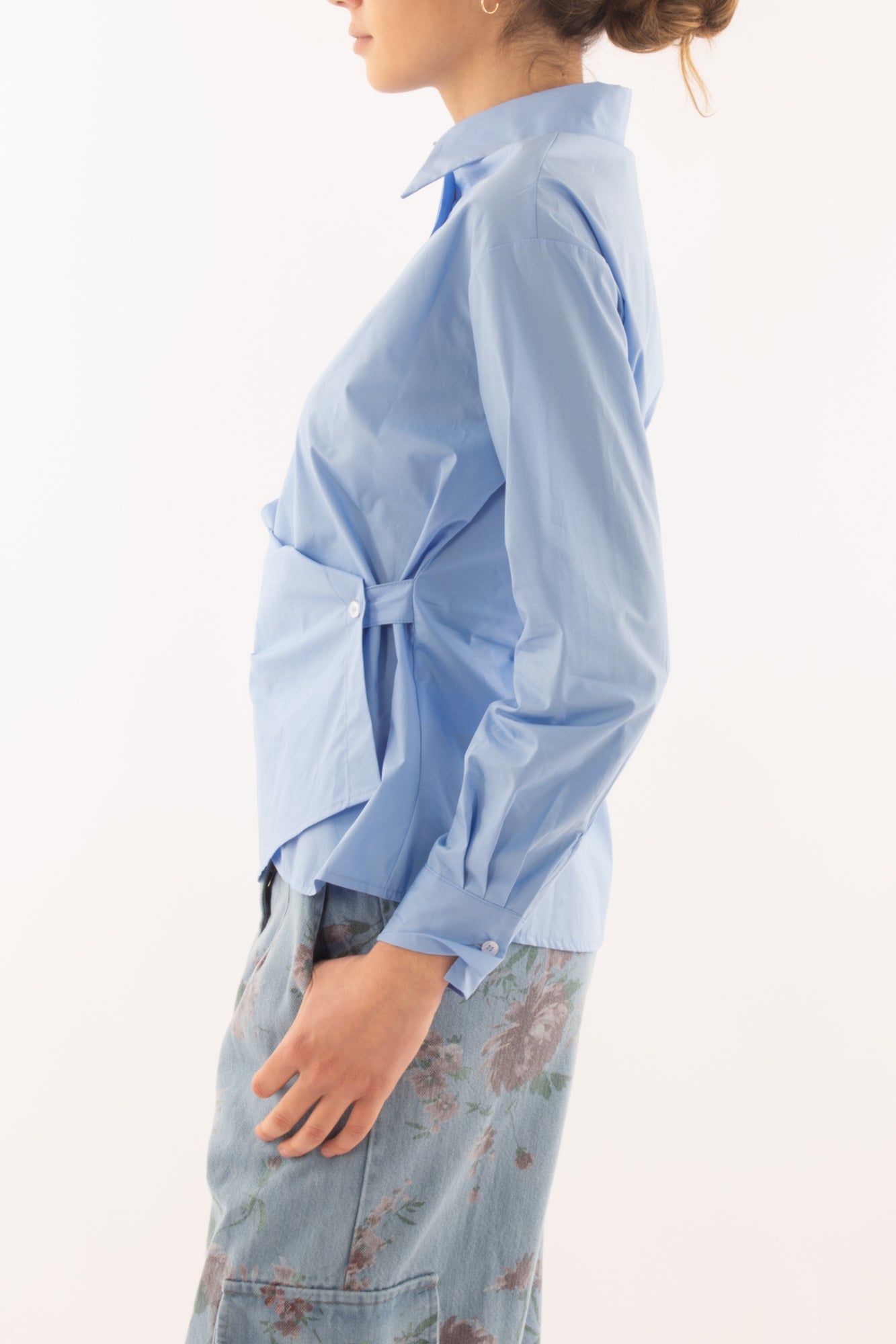 Camicia con allacciatura di lato da Donna Angela davis - Celeste