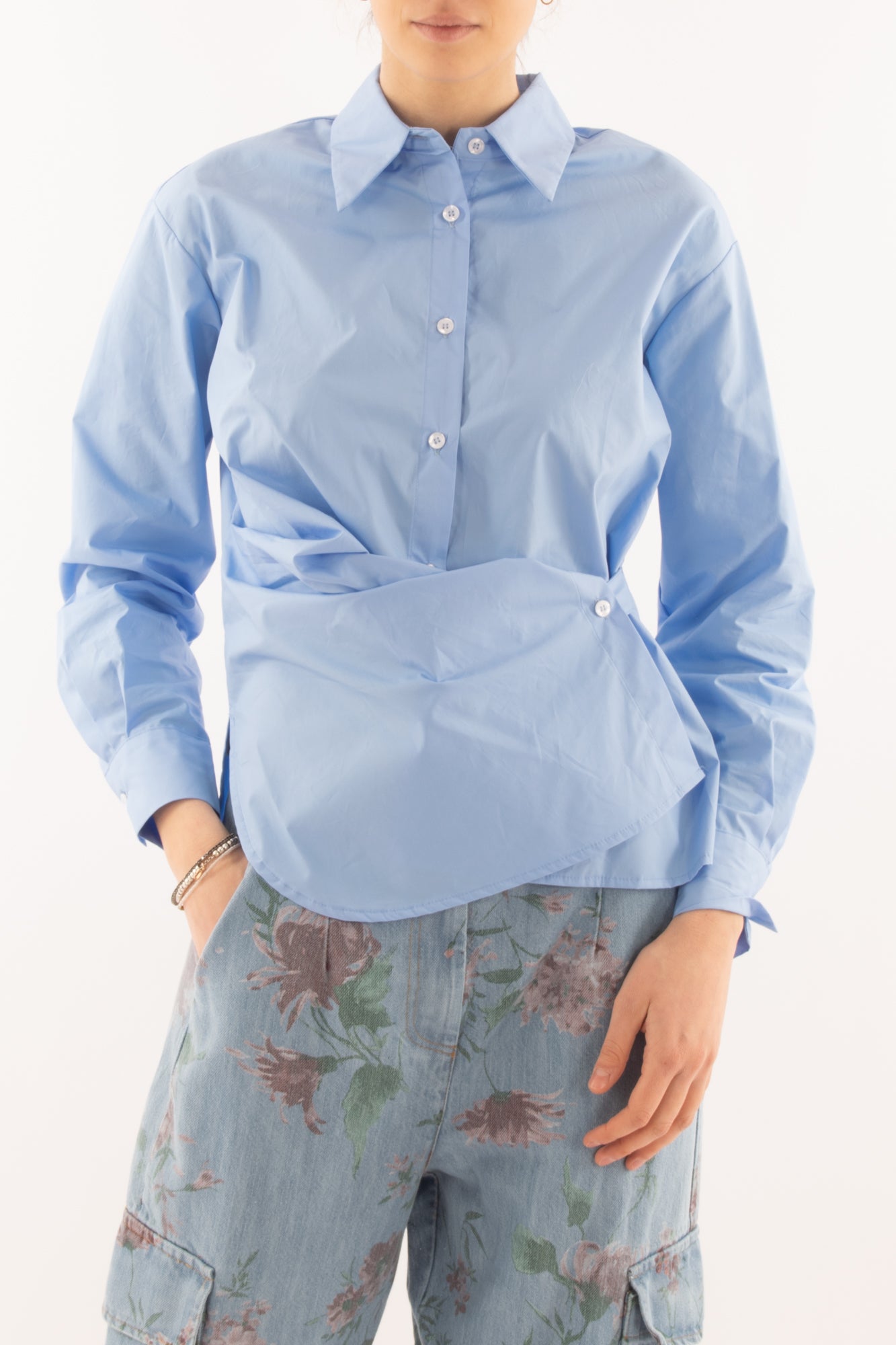 Camicia con allacciatura di lato da Donna Angela davis - Celeste