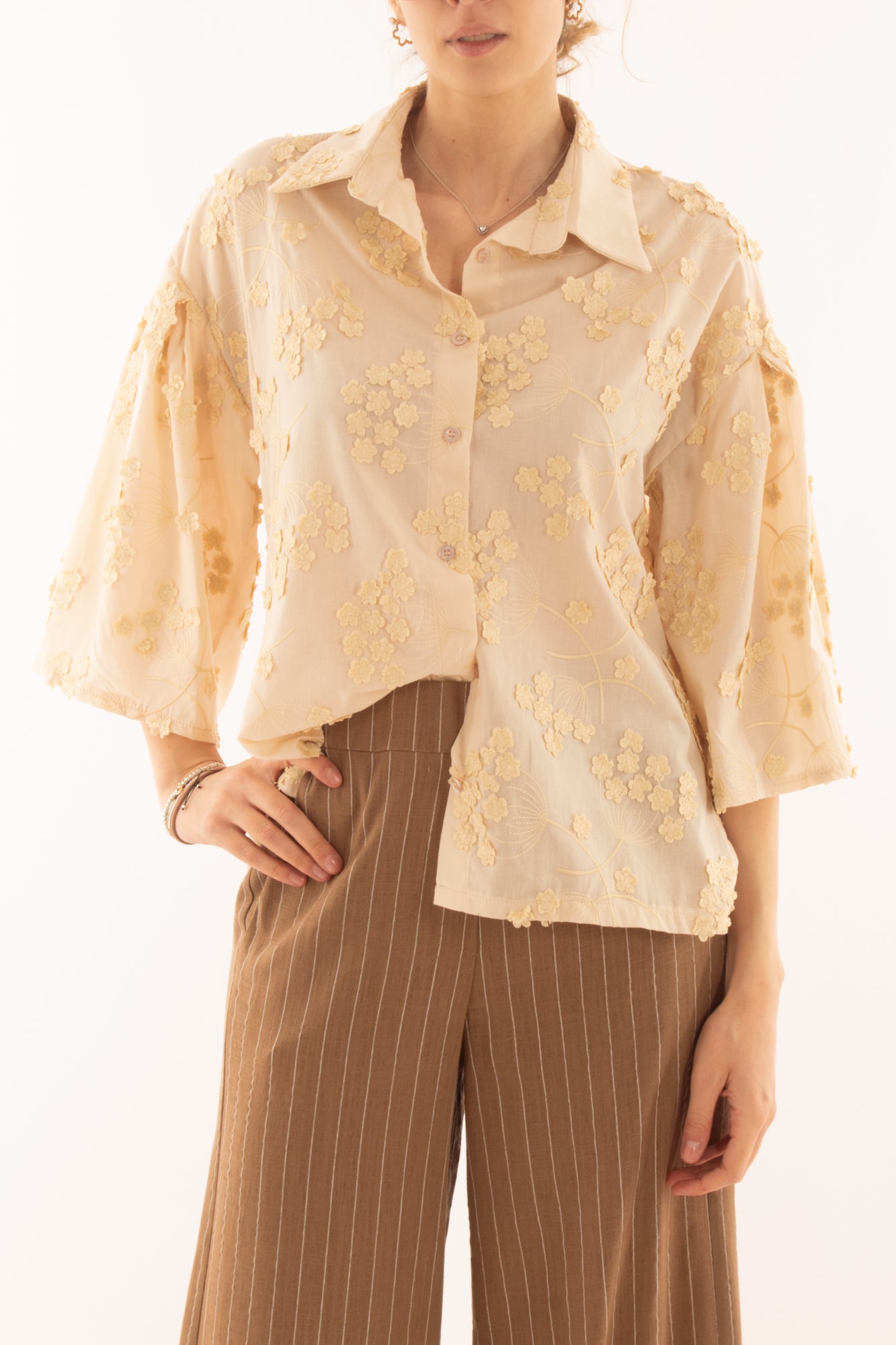 Camicia con ricami floreali da Donna Metoo -Sabbia