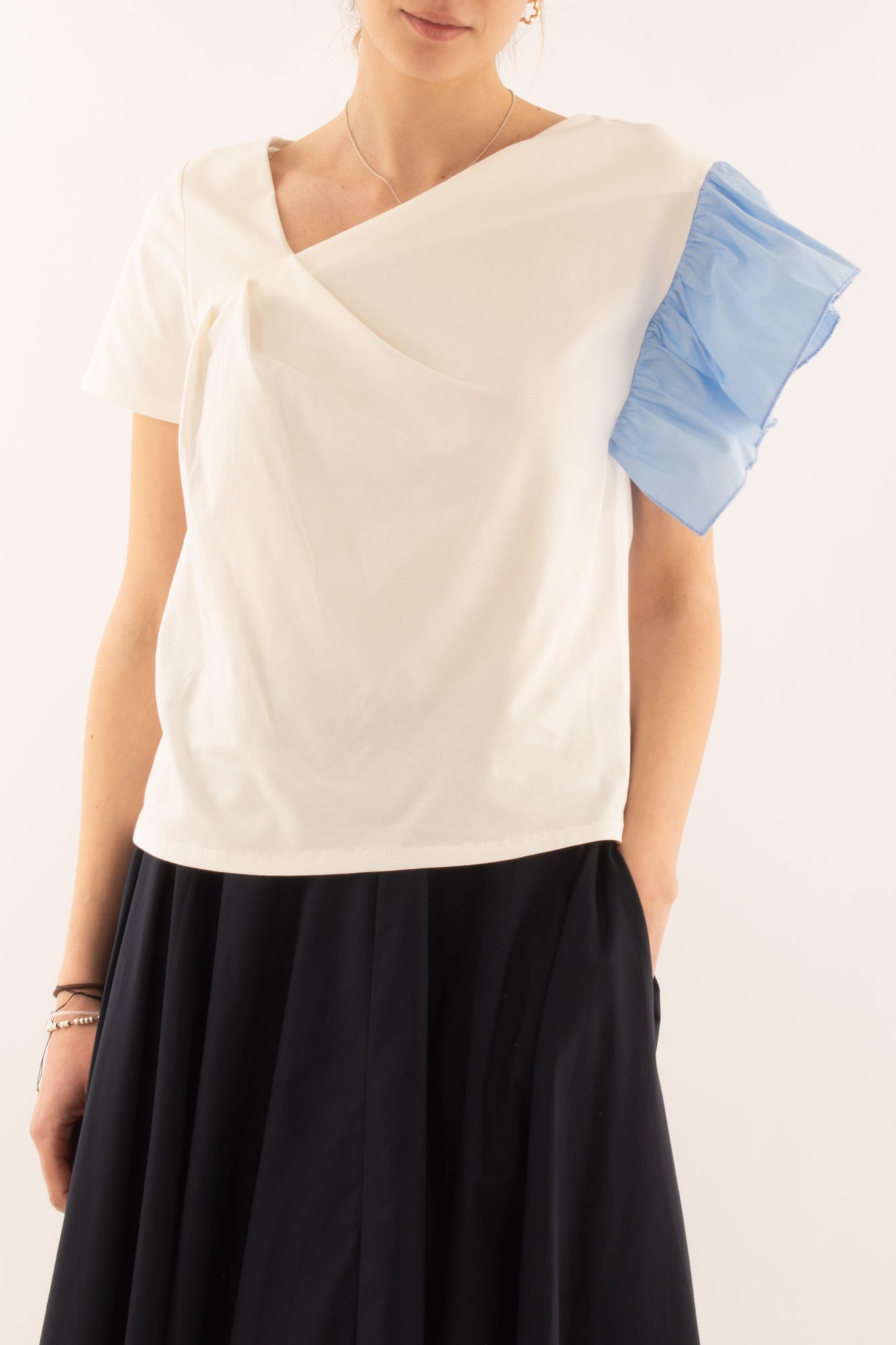 T-shirt asimmetrica da Donna Metoo - Celeste