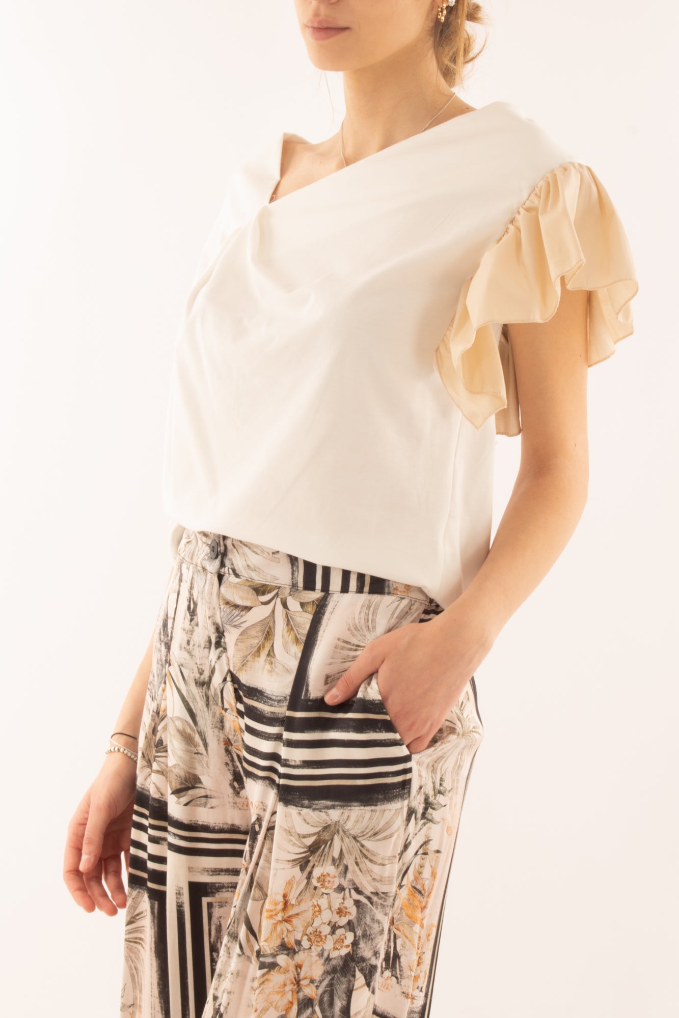 T-shirtr asimmetrica da Donna Metoo - Sabbia