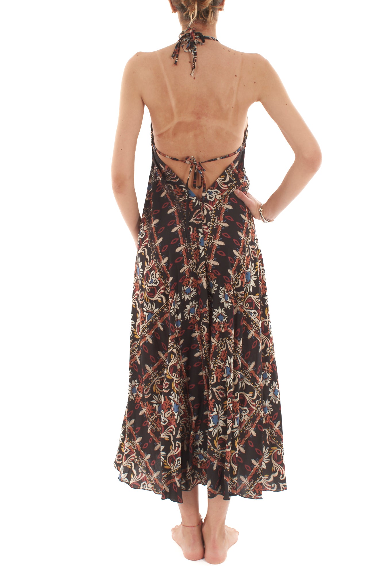 con schiena scollata