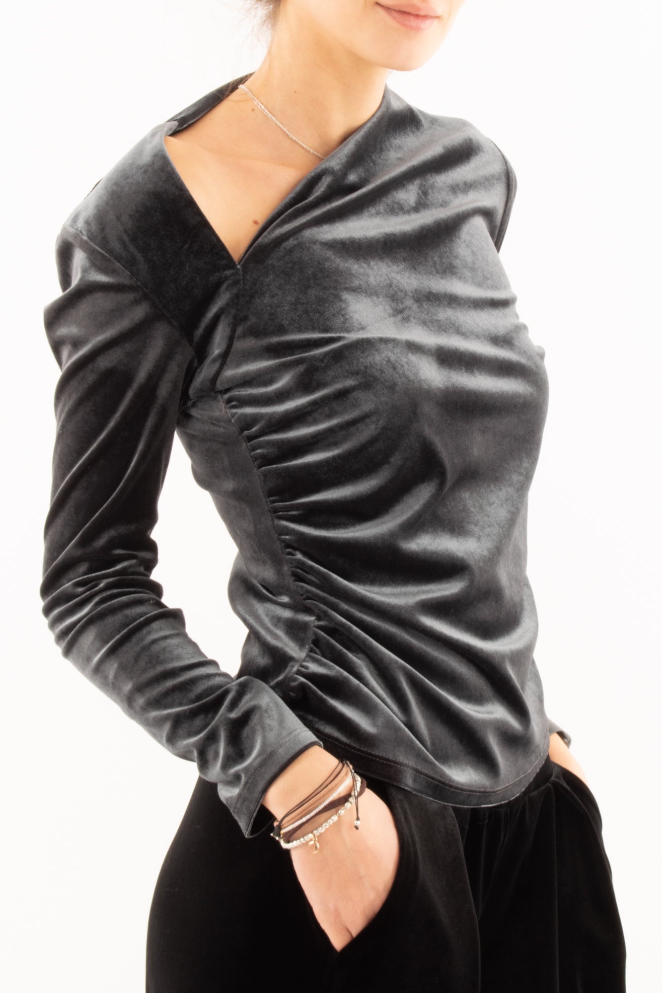 Maglia in velluto liscio con drappeggio di lato Motel - Grigio