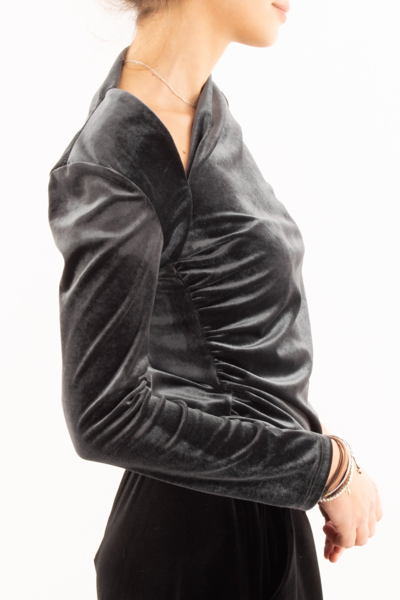 Maglia in velluto liscio con drappeggio di lato Motel - Grigio