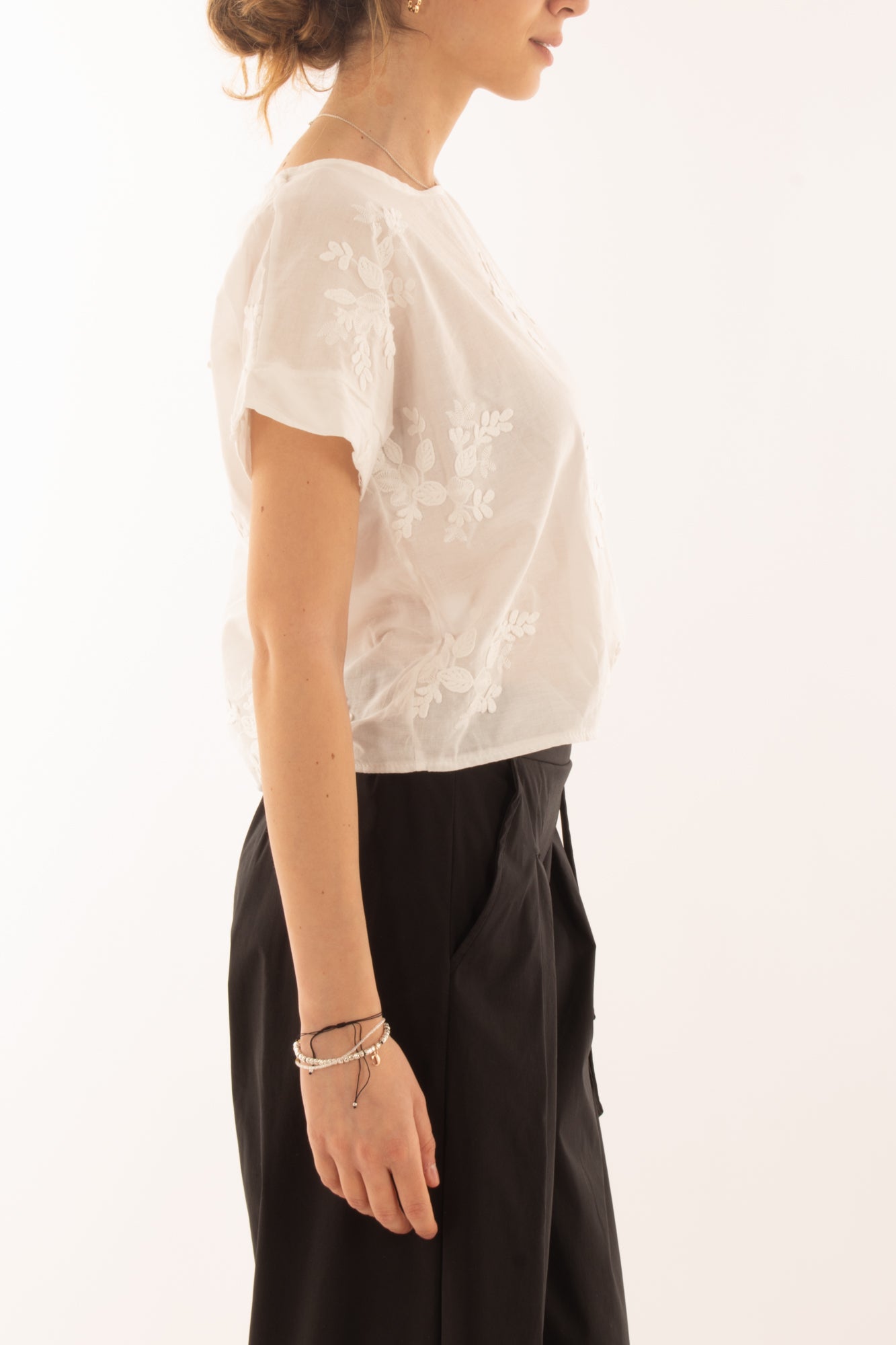 Maglia corta con ricami in pizzo da Donna Metoo - Bianco