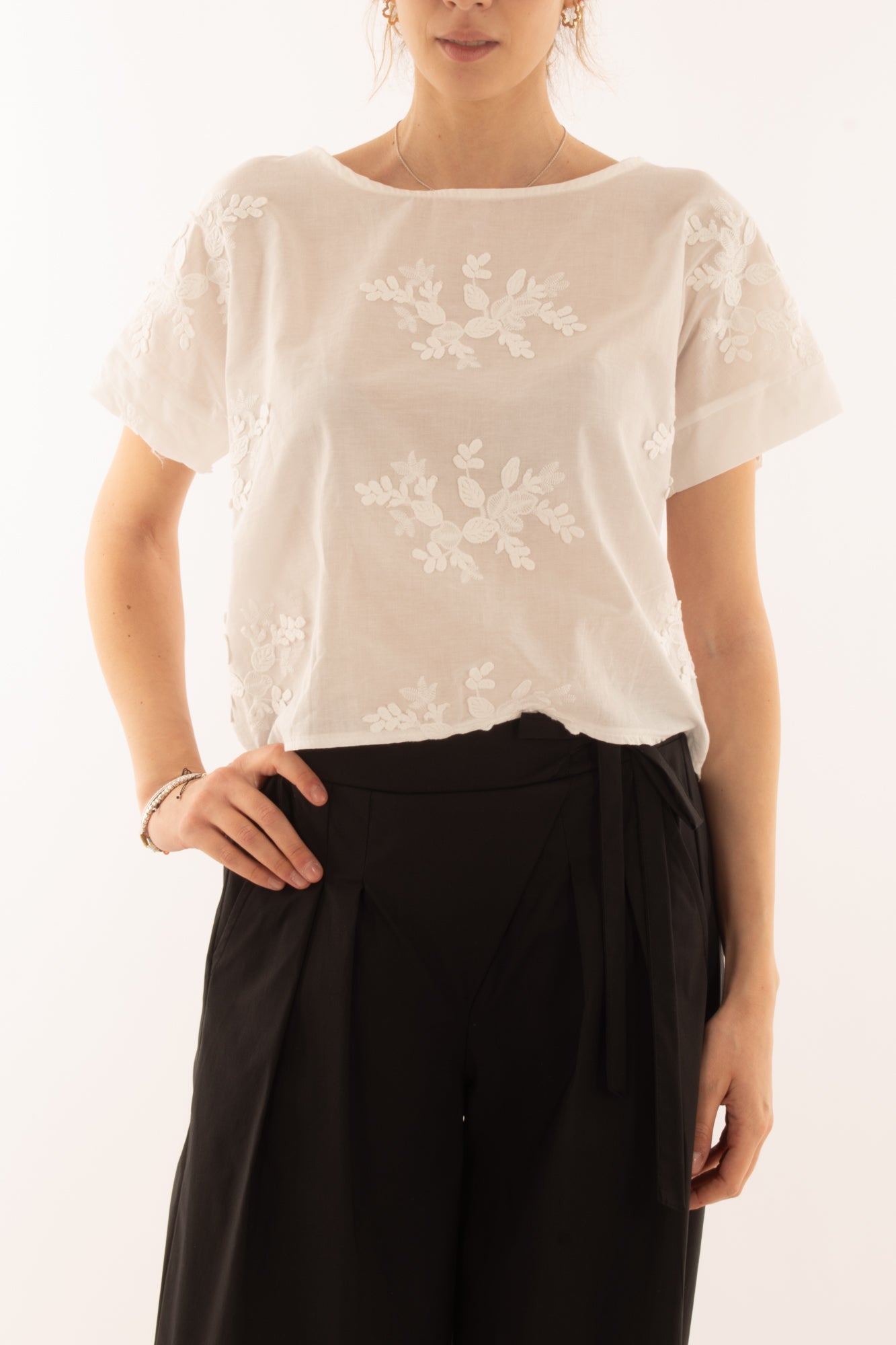 Maglia corta con ricami in pizzo da Donna Metoo - Bianco