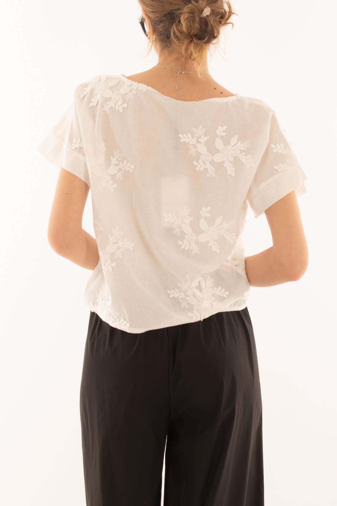 Maglia corta con ricami in pizzo da Donna Metoo - Bianco