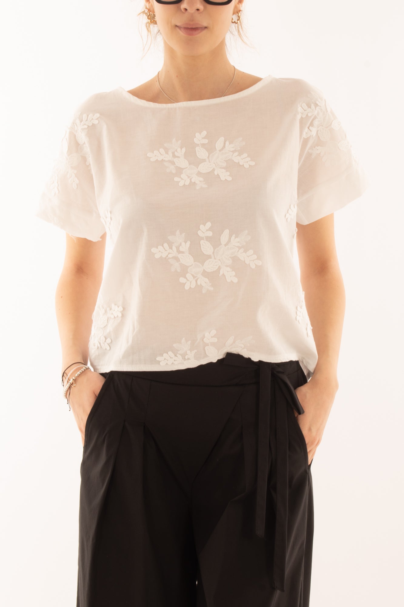 Maglia corta con ricami in pizzo da Donna Metoo - Bianco