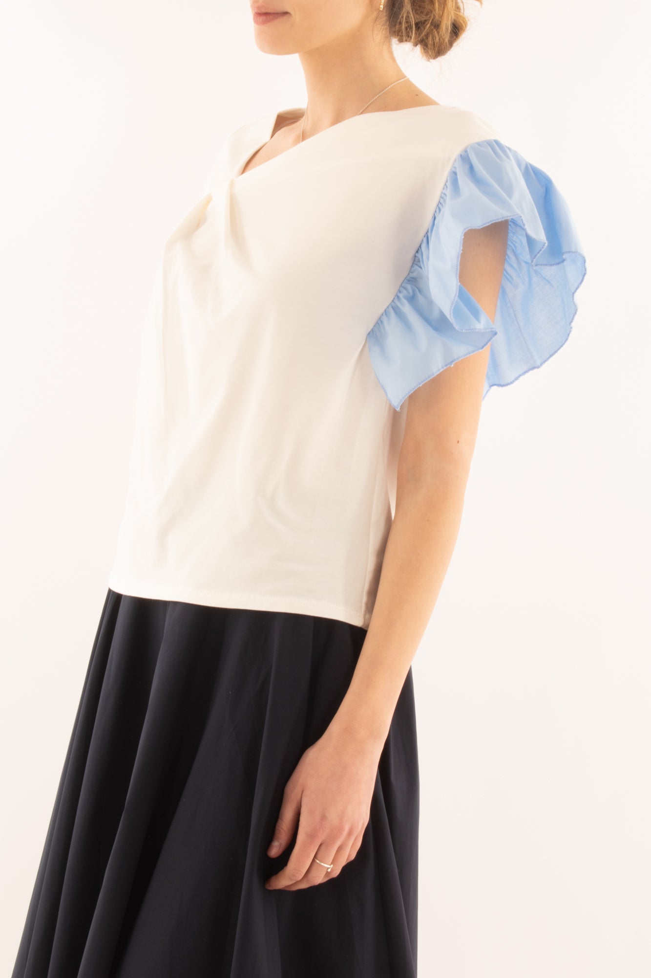 T-shirt asimmetrica da Donna Metoo - Celeste