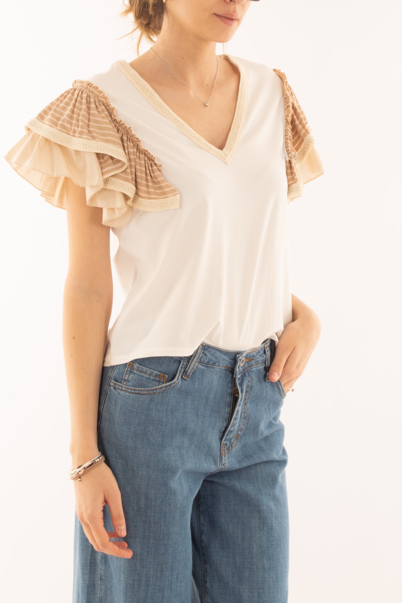 T-shirt a v con rouge da Donna Metoo - Bianco