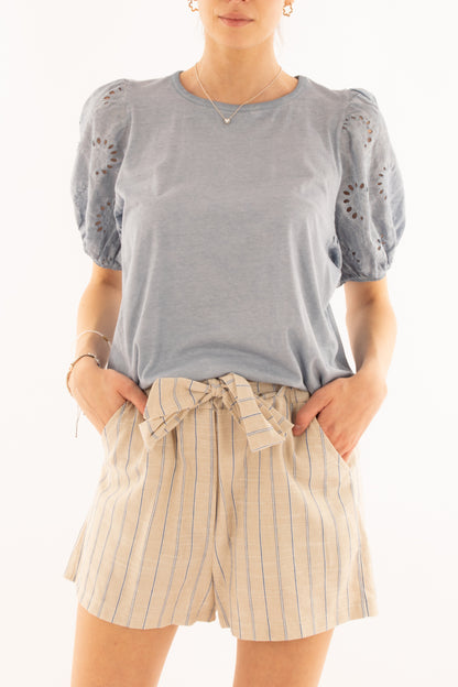 Maglia con maniche in pizzo san gallo da Donna Metoo- Celeste