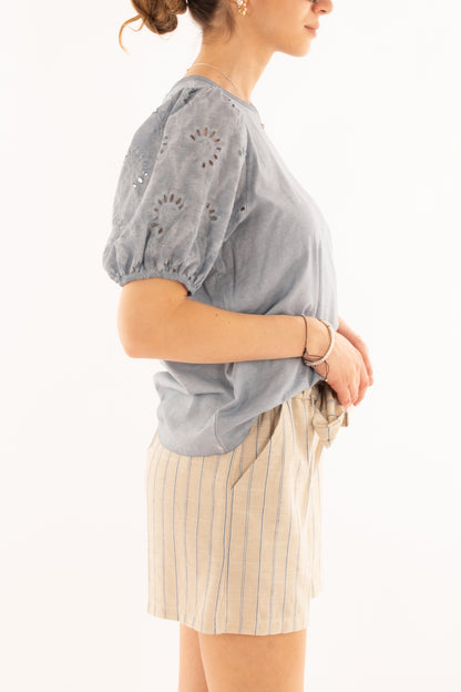 Maglia con maniche in pizzo san gallo da Donna Metoo- Celeste