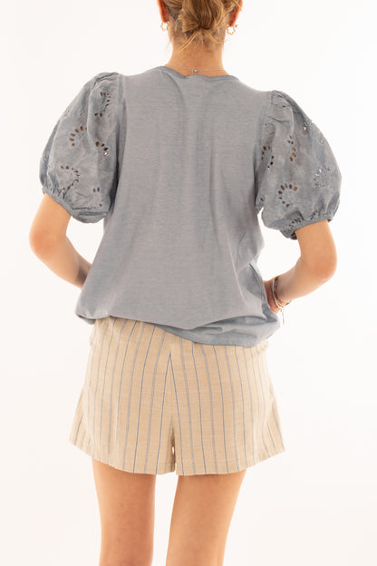 Maglia con maniche in pizzo san gallo da Donna Metoo- Celeste