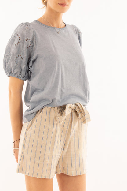 Maglia con maniche in pizzo san gallo da Donna Metoo- Celeste