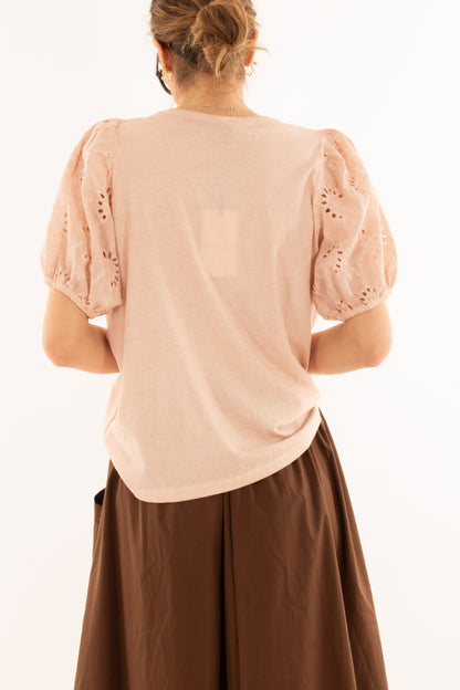 Maglia con maniche in pizzo san gallo da Donna Metoo- Rosa