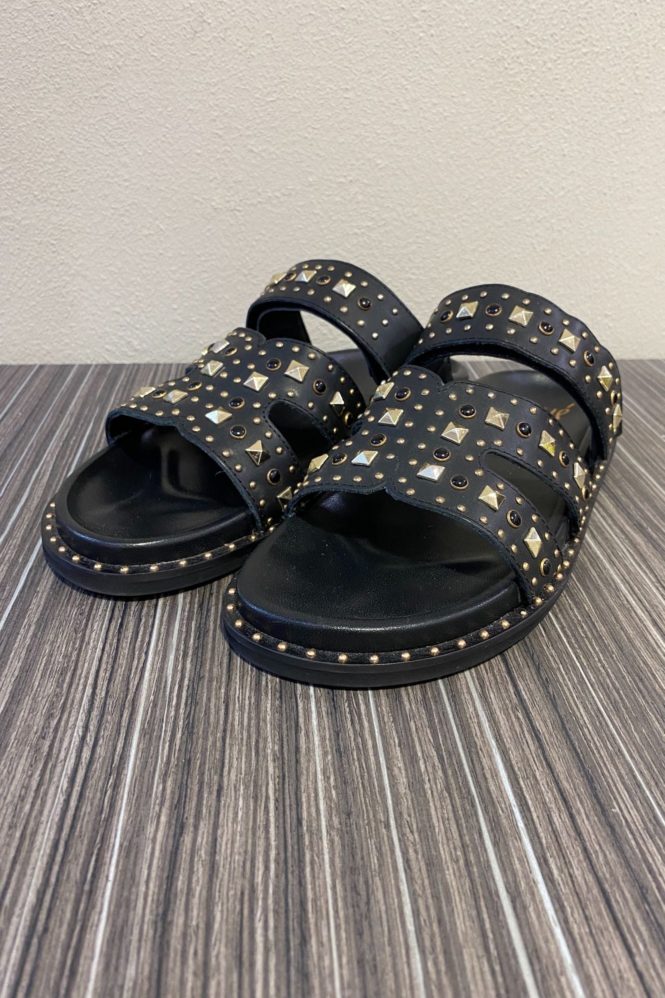 Sandalo con borchie in pelle Ovyè Nero