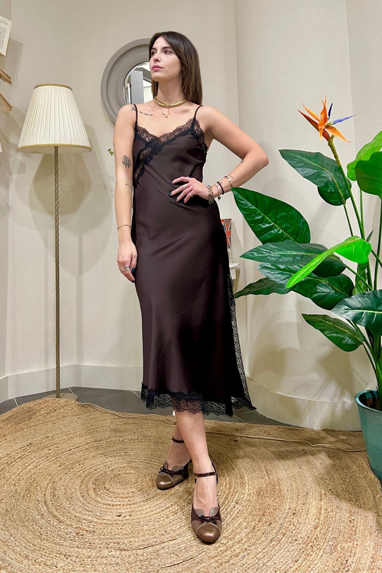 Abito in satin con spacco in pizzo Imperial