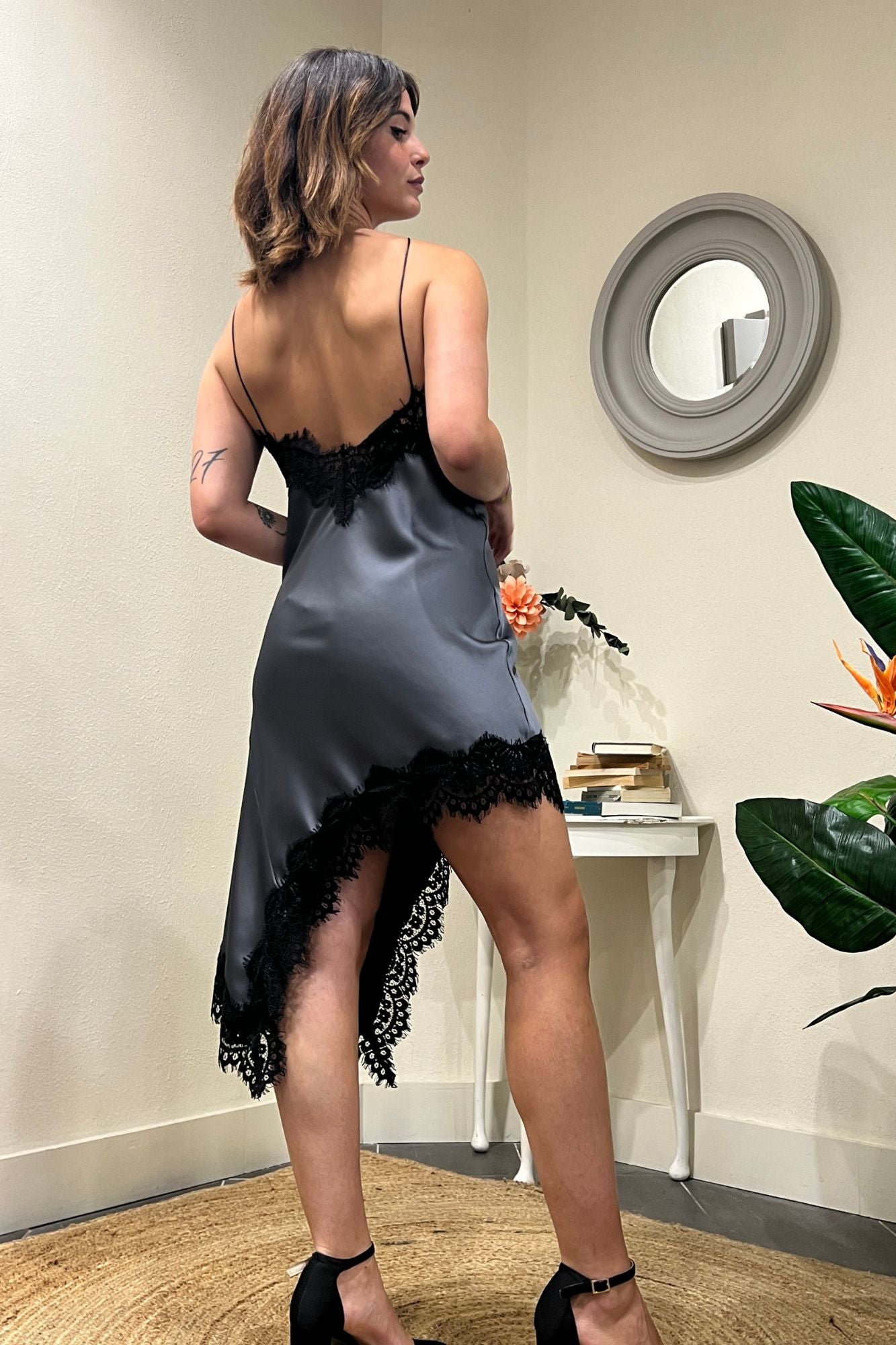 MOTEL Abito asimmetrico con pizzo Grigio