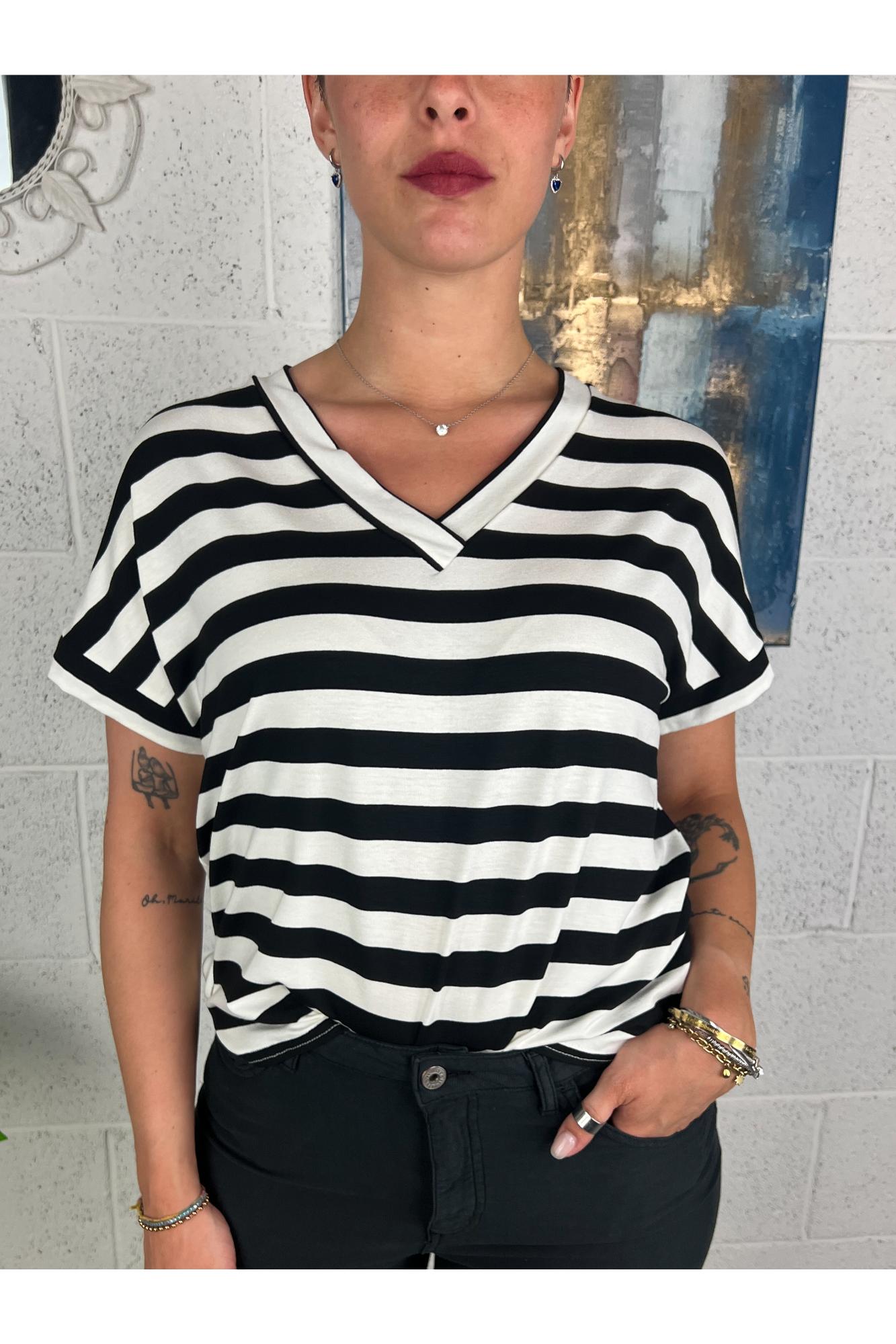 LE STREGHE T- shirt a v rigata Le streghe Nero