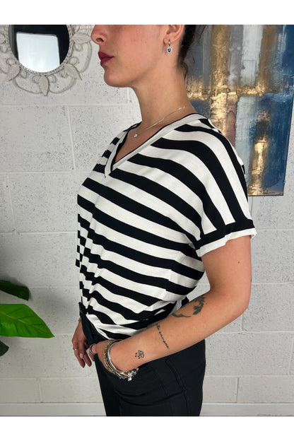LE STREGHE T- shirt a v rigata Le streghe Nero