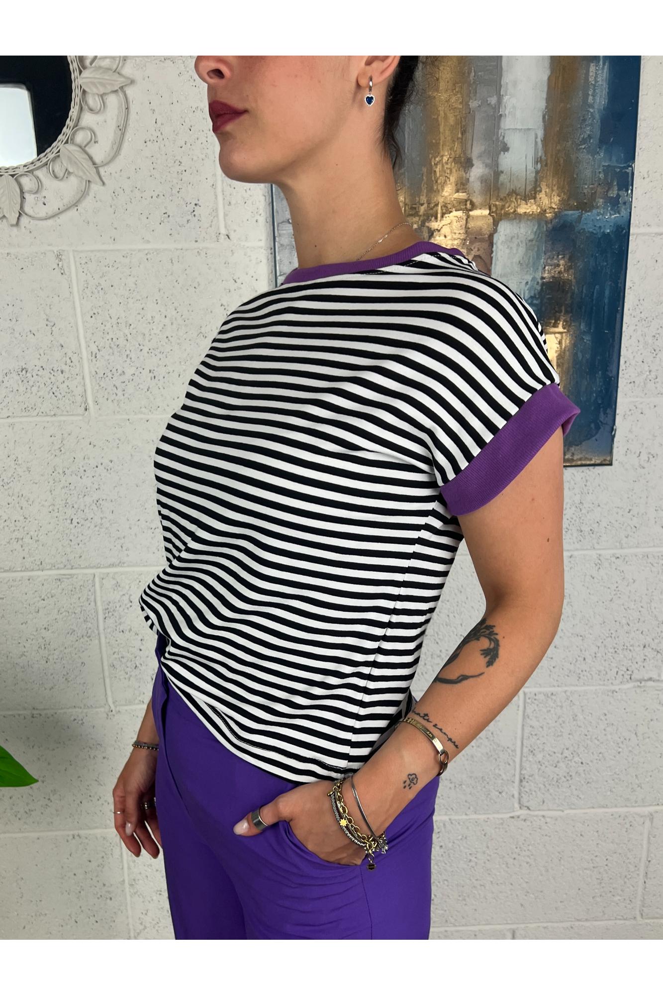 LE STREGHE T- shirt a v rigata Le streghe Viola