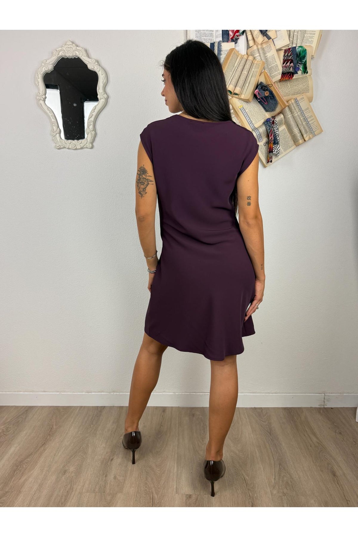METOO Abito corto con drappeggio laterale Metoo Vino