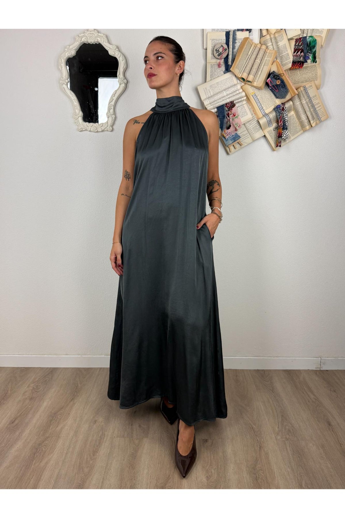 METOO Abito lungo in satin con fiocco sulla schiena Metoo Fumo