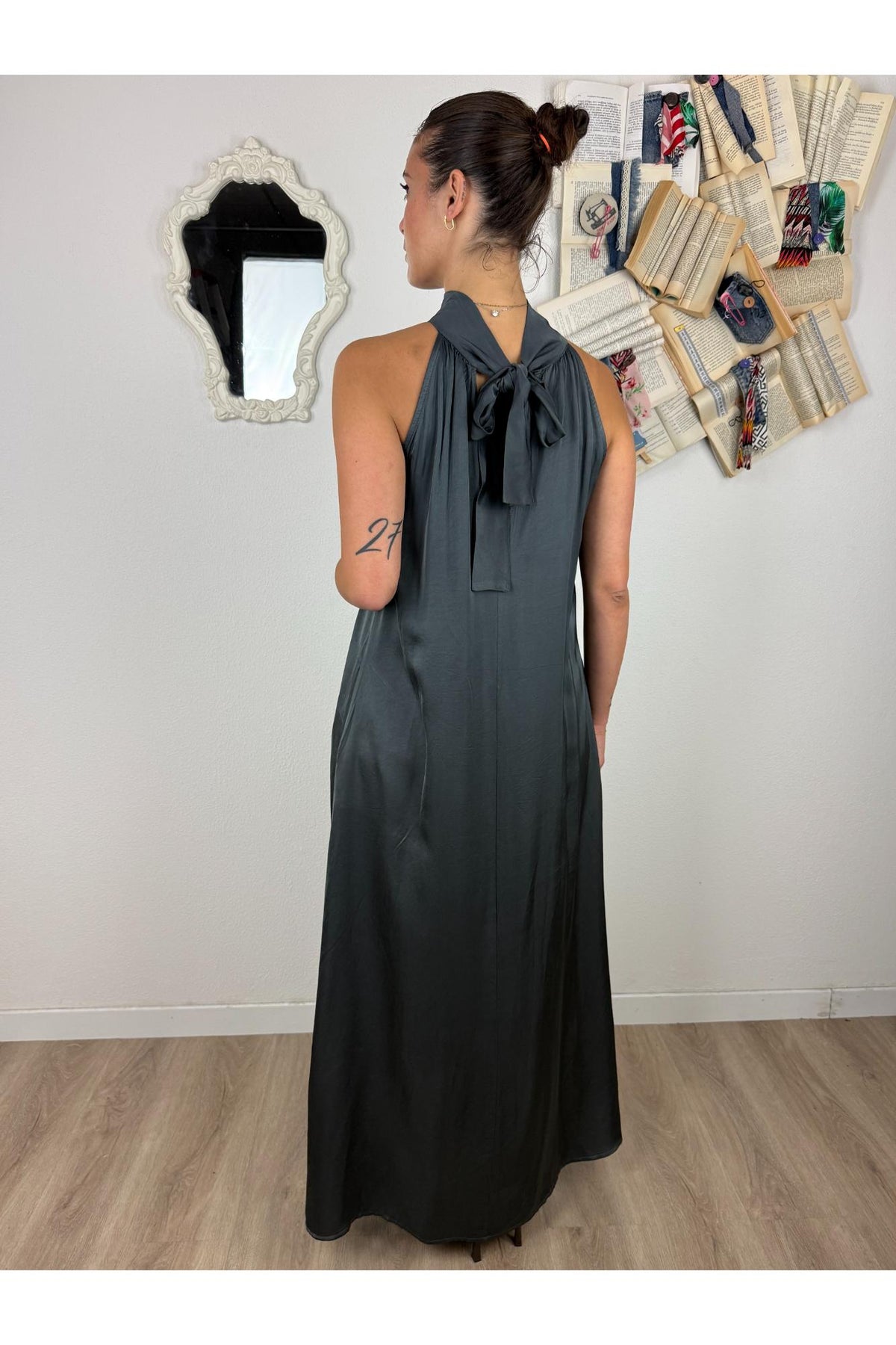 METOO Abito lungo in satin con fiocco sulla schiena Metoo Fumo