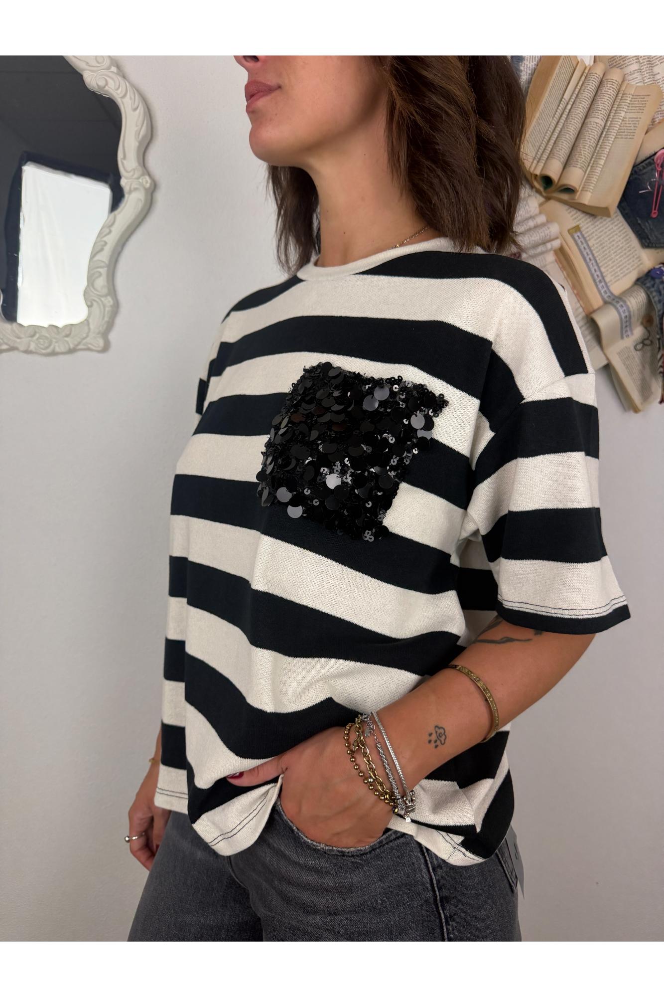 SUSY MIX Maglia rigata con taschino di paillettes Susy mix Nero