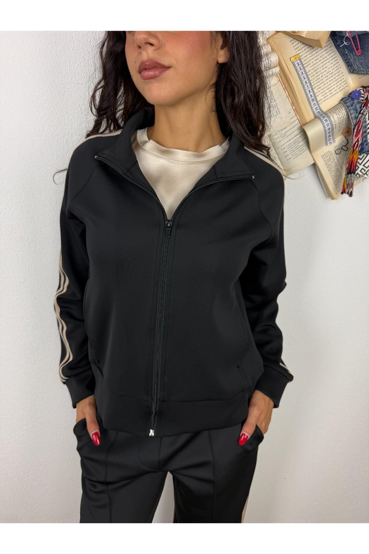SUSY MIX Felpa con zip e righe lungo la spalla Susy mix Nero