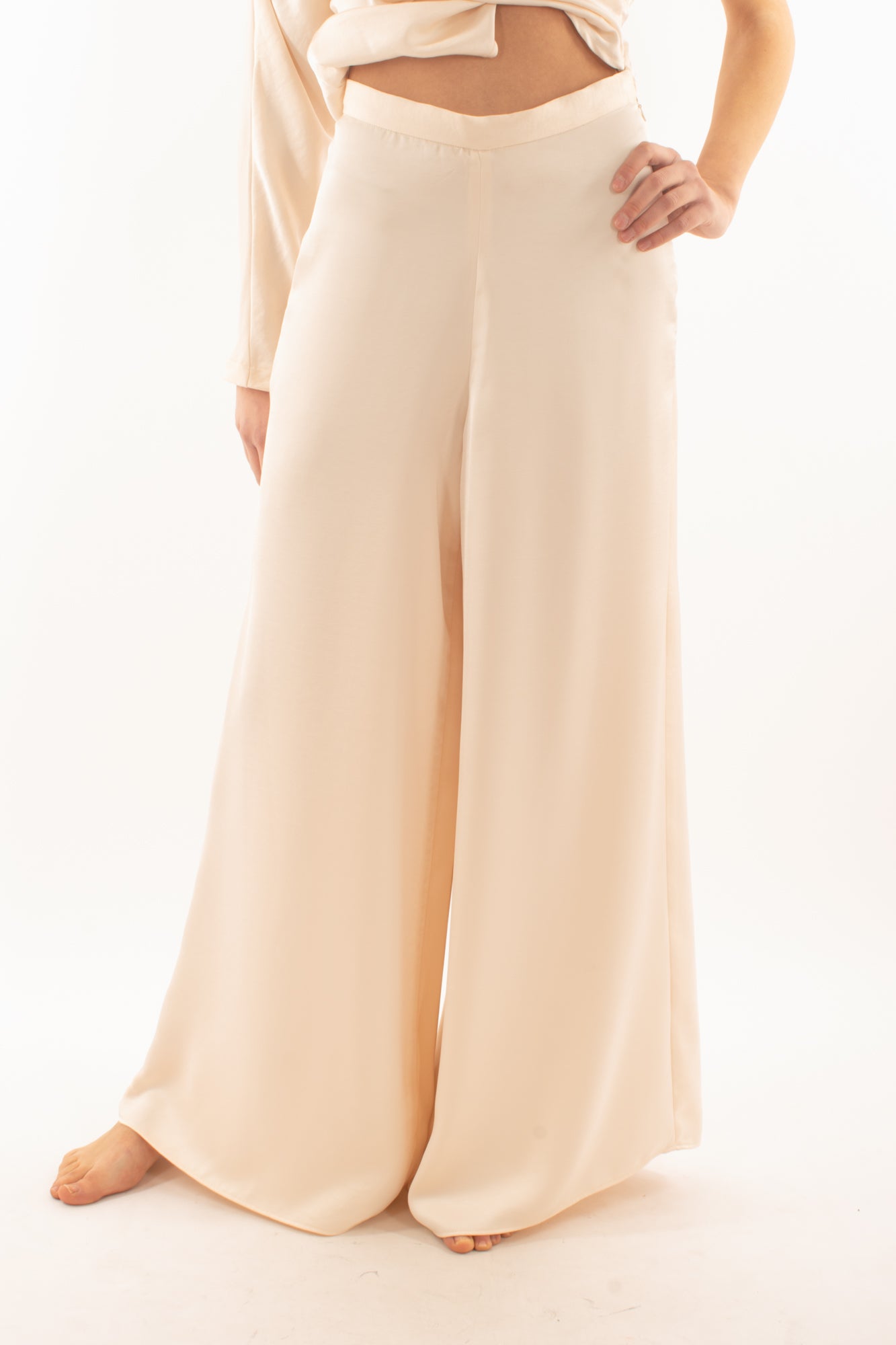 Pantalone a palazzo in satin da Donna Eleh - Peach